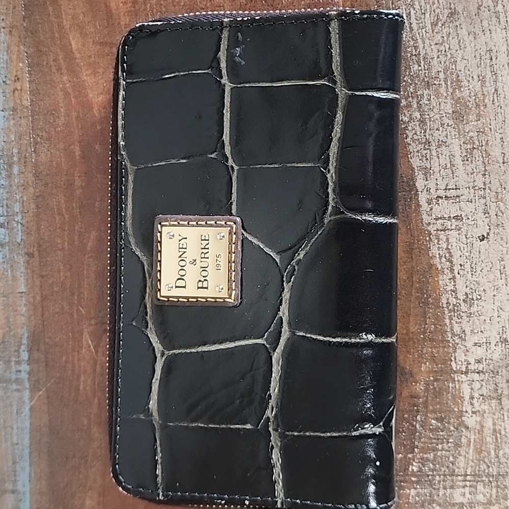 Dooney And Bourke 1975 Leather Aligator Black Green Long Zip Wallet